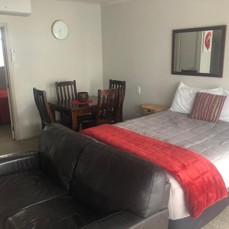 Absolute Lake View Motel Таупо Экстерьер фото
