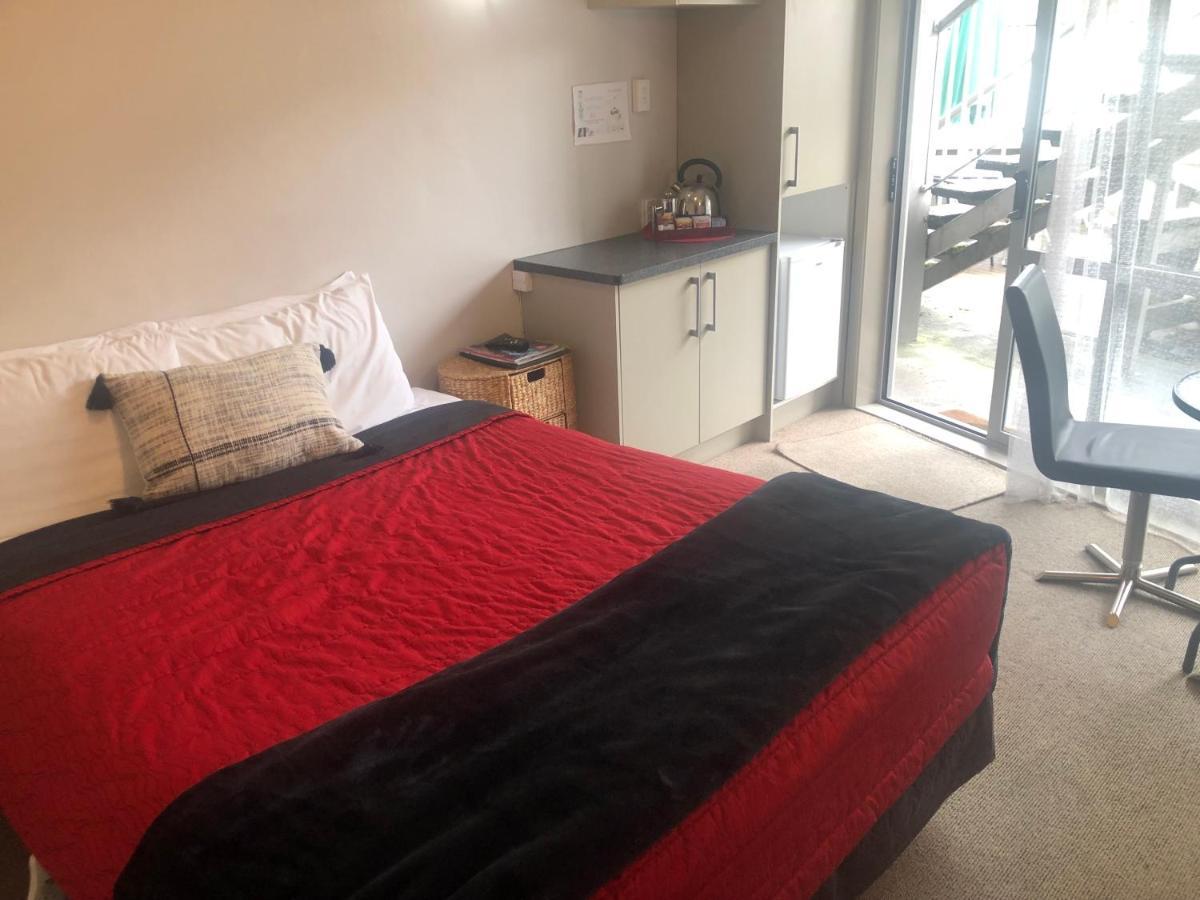 Absolute Lake View Motel Таупо Экстерьер фото