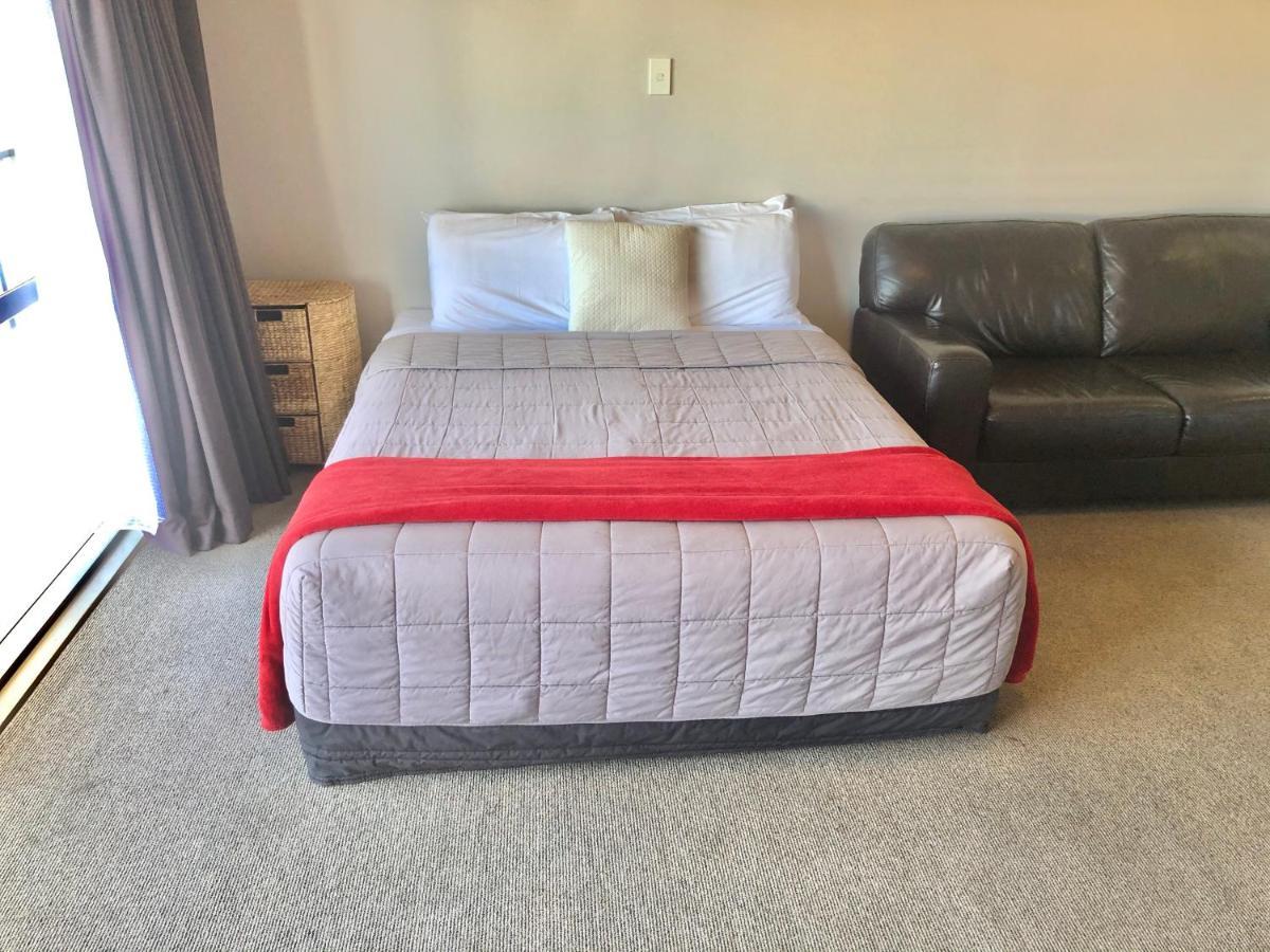 Absolute Lake View Motel Таупо Экстерьер фото