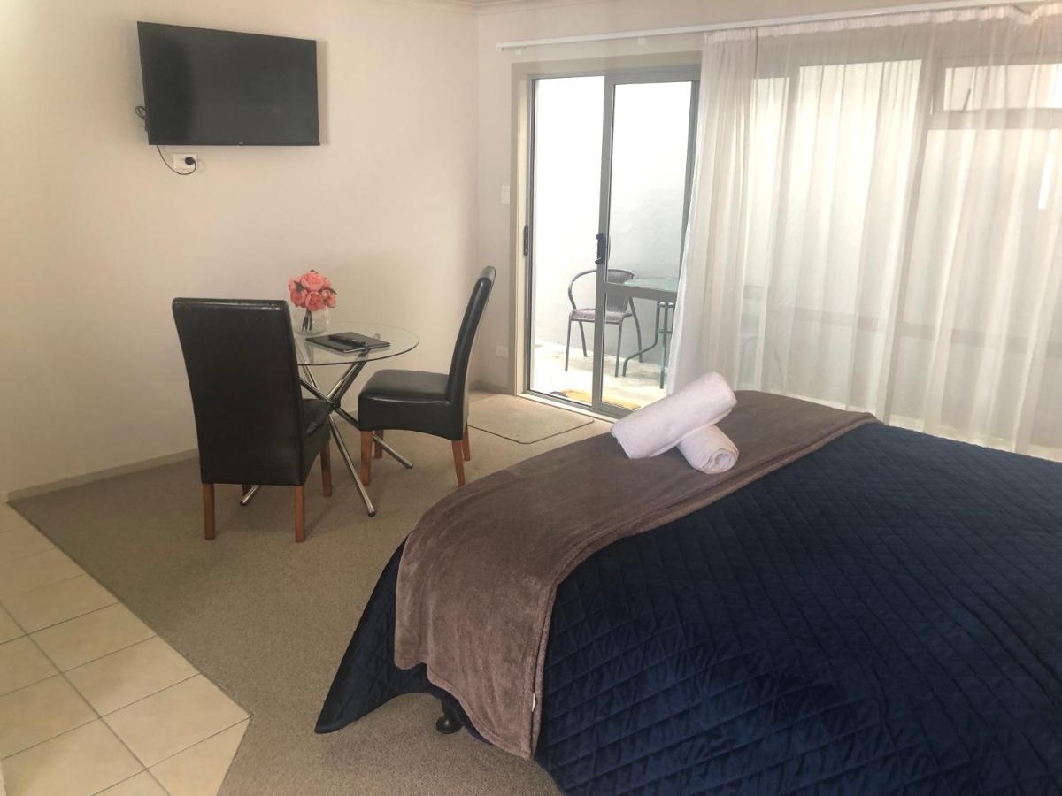 Absolute Lake View Motel Таупо Экстерьер фото