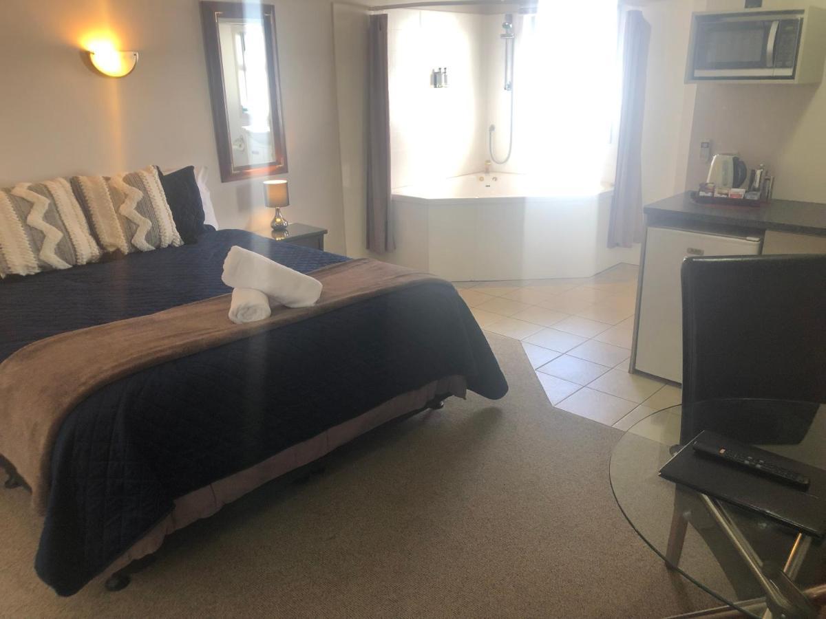 Absolute Lake View Motel Таупо Экстерьер фото