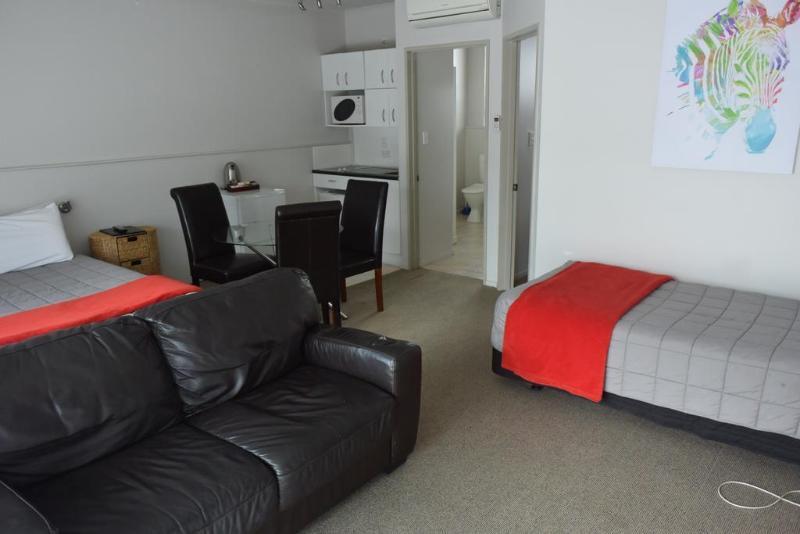 Absolute Lake View Motel Таупо Экстерьер фото