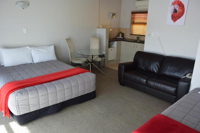 Absolute Lake View Motel Таупо Экстерьер фото