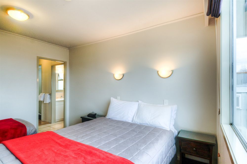 Absolute Lake View Motel Таупо Экстерьер фото