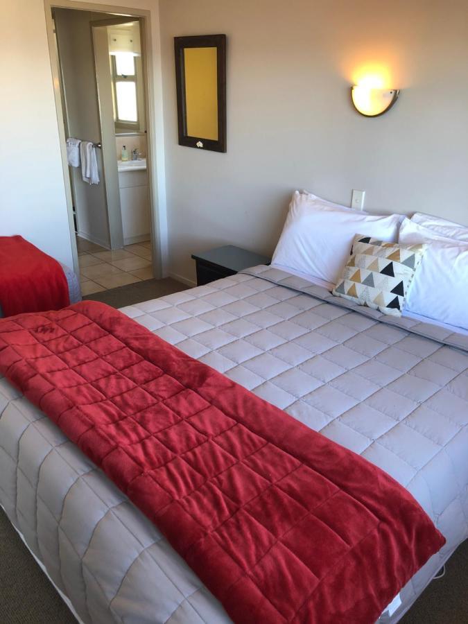 Absolute Lake View Motel Таупо Экстерьер фото